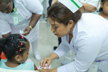 Las autoridades informaron que ninguno de los contactos ha presentado síntomas hasta ahora, pero igualmente se activaron protocolos de vigilancia epidemiológica.