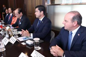 Visita oficial del ministro de Relaciones Exteriores de Panamá, Javier Martínez-Acha Vásquez, que realizó en Corea del Sur junto a otros representantes de la industria.