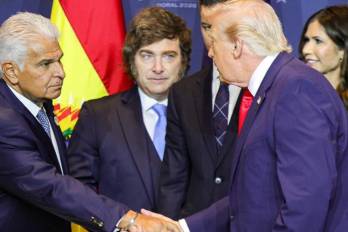 Luego que concluyeron los discurso Trump saludo al presidente José Raúl Mulino.