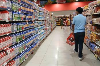 Diversas marcas de leches, expuestas en un anaquel de un supermercado de la ciudad de Panamá.