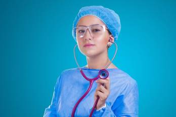 El carnet blanco certifica condiciones básicas de salud, mientras que el verde está enfocado en capacitación sanitaria y buenas prácticas.