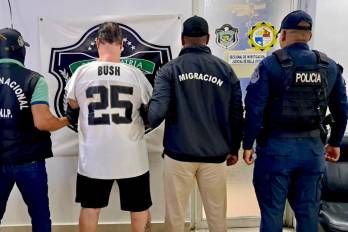 Se confirmó que el estadounidense tiene dos órdenes de arresto vigentes en su país de origen.