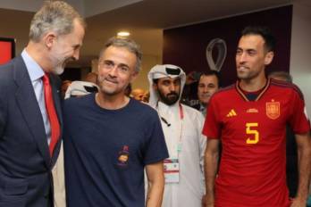 el rey apoyando a españa en el mundial de fútbol de qatar 2022.