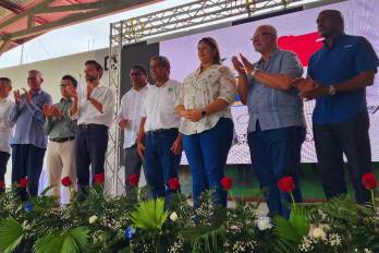 Alcalde, embajadores, invitados y personalidades en la tribuna de honor.