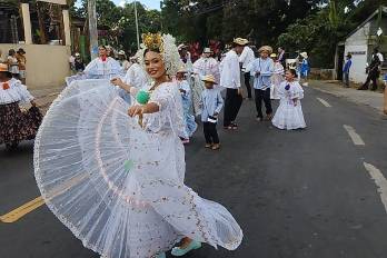 L.os conjuntos tipicos hicieron recorridos en todas las vías.