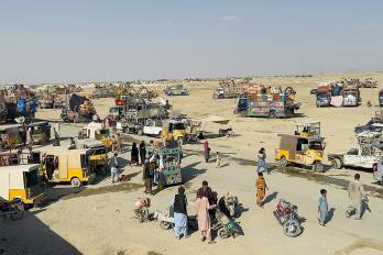 Refugiados afganos se preparan para regresar a Afganistán en la frontera entre Pakistán y Afganistán en Chaman, Pakistán.