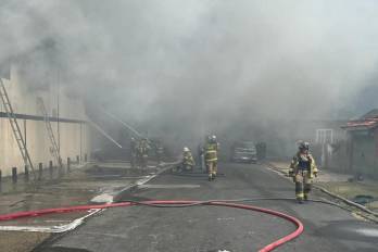 De forma preliminar, se informó que unas 12 personas se encontraban laborando en la galera al momento del incidente.