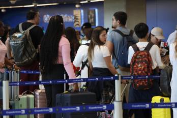 Solo este lunes 30 de diciembre se registró un intenso movimiento de pasajeros locales, con miles de personas realizando procesos de salida desde las terminales 1 y 2.