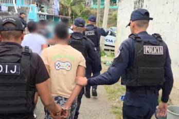 Mediante acciones coordinadas entre la Policía Nacional y el Ministerio Público, se efectuó el allanamiento del inmueble, donde se logró la aprehensión de las tres personas.