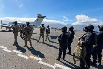 Gamboa y López están acompañados por un juez costarricense.