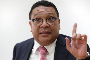 Mon indicó que adelantó su salida al 19 de marzo utilizando su tarjeta de crédito personal.