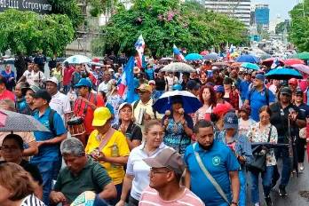 Docentes se mantienen en paro desde el 23 de abril