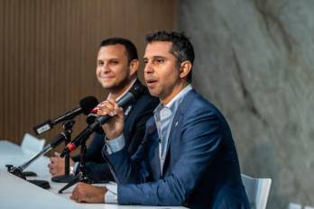 Miguel Ordóñez (d) y Giorgio Famiglietti (i) en la conferencia de prensa sobre el estadio colonense.