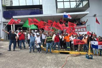 Miembros del Suntracs fuera del Juzgado de Trabajo.