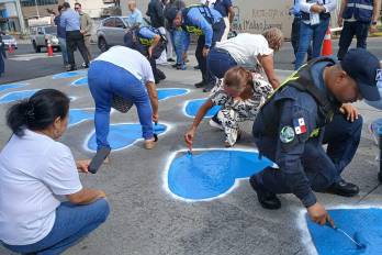 Familiares de las víctimas y sobrevivientes asistieron al repintado de los Corazones Azules en la avenida Martín Sosa.