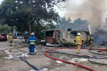 Unidades del Benemérito Cuerpo de Bomberos de Panamá apagando el incendio.