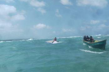 Comuneros y buzos oficiales participaron en el rescate de los ocupantes del bote naufragado.