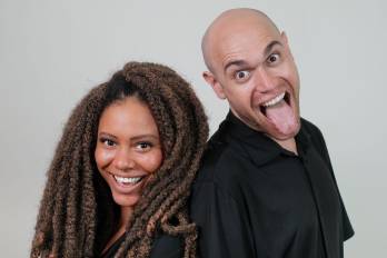 Los actores Claribel González y Alejandro Schoffer.
