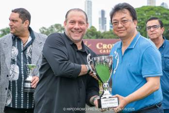 Monty Motta (izq.), presidente de Appucapa, entrega la copa a Víctor Hung, propietario del ejemplar ganador ‘Sol Victoreado’.