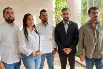 Chong detalló que, si bien las autoridades pueden regular aspectos técnicos de las placas, como dimensiones, diseño o elementos de identificación, no existe fundamento jurídico que permita la inclusión de mensajes políticos.