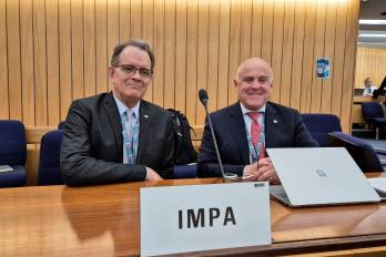Cap. Álvaro Moreno, vicepresidente senior y miembro de la Asociación de Prácticos del Canal de Panamá junto al Cap. Simon Pelletier, presidente de IMPA.