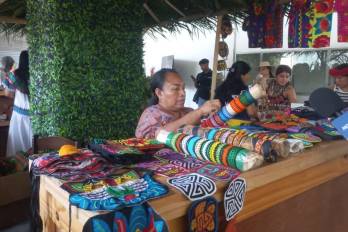 Una artesana durante el lanzamiento de la 46.ª Feria Nacional de Artesanías 2026.