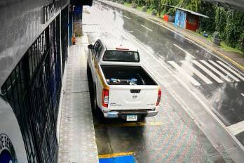El vehículo hurtado de las oficinas de la LNB en Chnaguinola tiene la placa G04823, marca Nissan modelo np300.