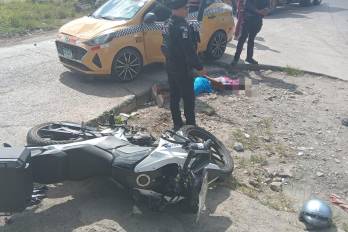 Taxista embiste contra policías.