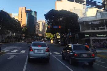 Calles de Caracas, Venezuela, donde los carros transitan con normalidad.