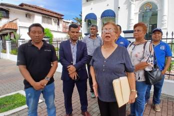 Nelva Reyes Barahona y miembros de CGTP en la Procuraduría