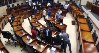 Diputados principales y suplentes electos reciben inducción de cómo utilizar el sistema de votación electrónica del hemiciclo legislativo.