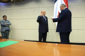 El diputado presidente de la Asamblea, Jorge Herrera, juramente al nuevo subcontralor.