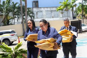 Personal de la Contraloría haciendo entrega de las auditorías al Ministerio Público.