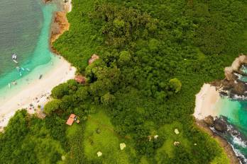 A siete kilómetros de la costa de Pedasí, está Isla Iguana, un refugio de vida silvestre con playas de arena blanca y agua cristalina.
