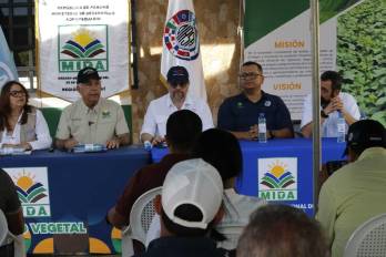 Autoridades locales, representantes de organismos internacionales y del programa Moscamed de Guatemala durante la conferencia de prensa donde se anunció la liberación de moscas de la fruta estériles.
