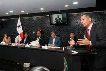 Nicolás Daniel Brea responde a diputados durante su comparecencia ante la Comisión de Credenciales de la Asamblea Nacional.