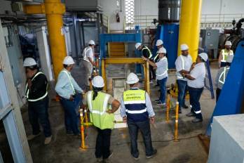 El director del Idaan, Antonio Tercero González, junto a su equipo de ingenieros, evalúa las condiciones operativas y el desgaste del primer tren de tratamiento en la planta potabilizadora de Chilibre.