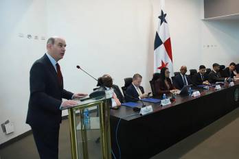 El ministro de Economía y Finanzas, Felipe Chapman, hablando sobre el proyecto ante la comisión.