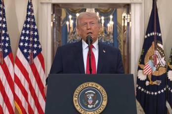 Captura de video tomada de una transmisión de La Casa Blanca del presidente de Estados Unidos, Donald Trump, durante un mensaje a la nación en Washington.