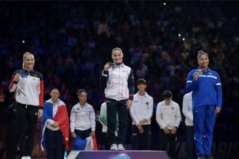 Karla Navas (der.) recibiendo la medalla de bronce en la Copa del Mundo de Gimnasia Artística París 2025.