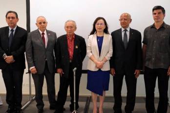 En el orden usual de izquierda a derecha aparecen: Jaime Flores, politólogo; Roberto Montañez, presidente del CEEAP; Julio Yao, presidente Honorario del CEEAP; S.E. Xu Xueyuan, embajadora Plenipotenciaria de la República Popular China en Panamá; Oydén Ortega, expresidente de Apachi y Richard Morales, politólogo.