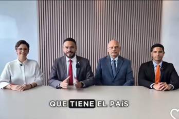 El diputado independiente Betserai Richards junto a los nuevos miembros de su vancada de independientes.