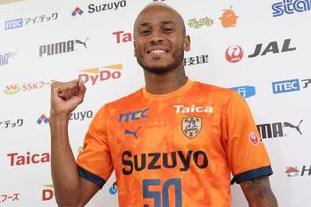 Alfredo Stephens luciendo la camiseta del Shimizu S-Pulse.
