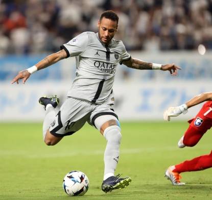 El brasileño Neymar, delantero del PSG, durante el amistoso disputado ante el Gamba Osaka en Suita