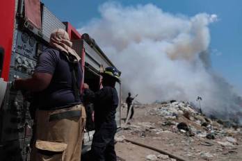 Los bomberos, en abril pasado, atendieron un incendio en una tina de desechos de 2 hectáreas del vertedero de El Jobo, en Antón.
