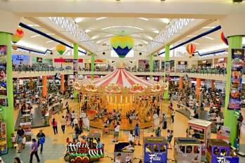 La imagen muestra el movimiento comercial en un centro comercial de la ciudad de Panamá.
