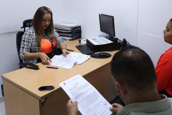 Imagen ilustrativa de atención al consumidor en la Acodeco.