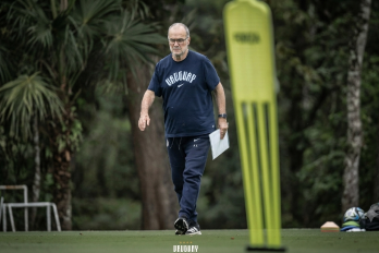 El actual entrenador de la selección mayor masculina de Uruguay es el argentino Marcelo Bielsa