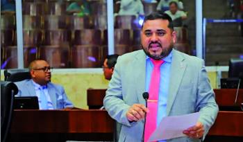 El diputado Acosta defiende su anteproyecto y asegura que solo busca ampliar el plazo de prescripción de estos delitos en favor de la víctima.