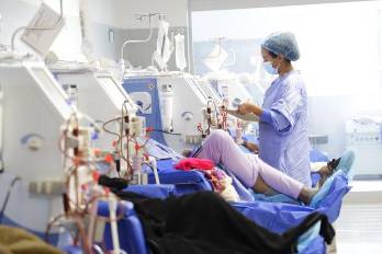 Pacientes reciben tratamiento de hemodiálisis.